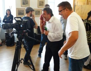 Thomas Kreidler und Locke beim Betrachten der gedrehten Szenen