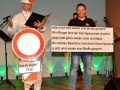 Warnbake Peter hatte sich als Texthalter den Schuhlosen Narrenchef Ecki Bukenberger als Verstärkung auf die Bühne geholt s